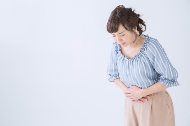 生理痛で辛い女性
