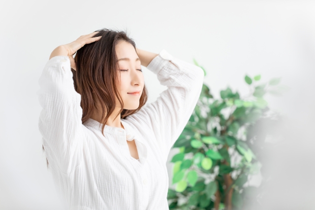 セルフケアしている女性