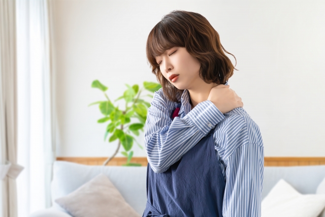 肩こりが辛い女性