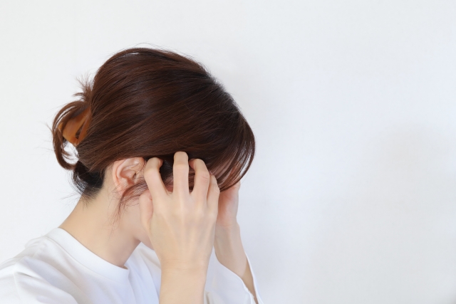 ストレスで苦しむ女性